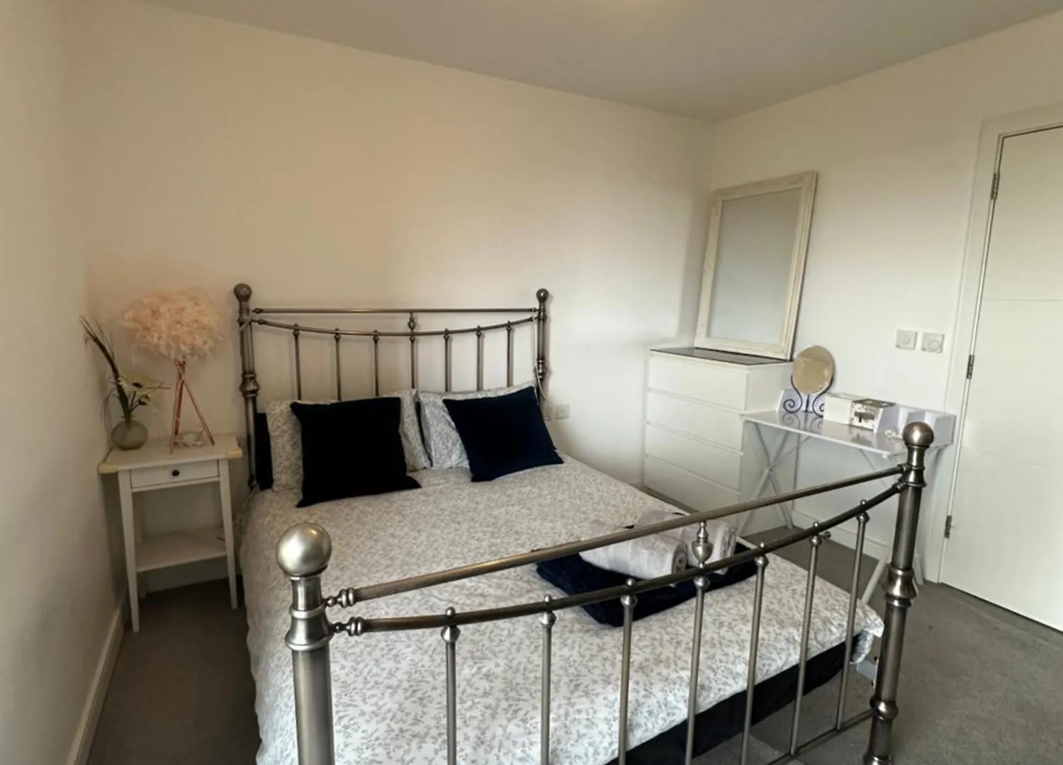 Luxury 3 Bedroom Flat In Stratford, London Apartment