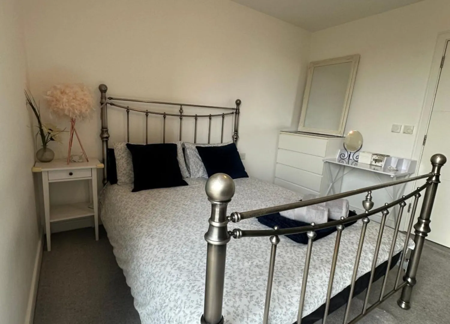 Luxury 3 Bedroom Flat In Stratford, London 0*,