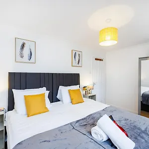 https://lovely-2-bd-hse-with-parking-near-excel.brighton-hotels-england.com