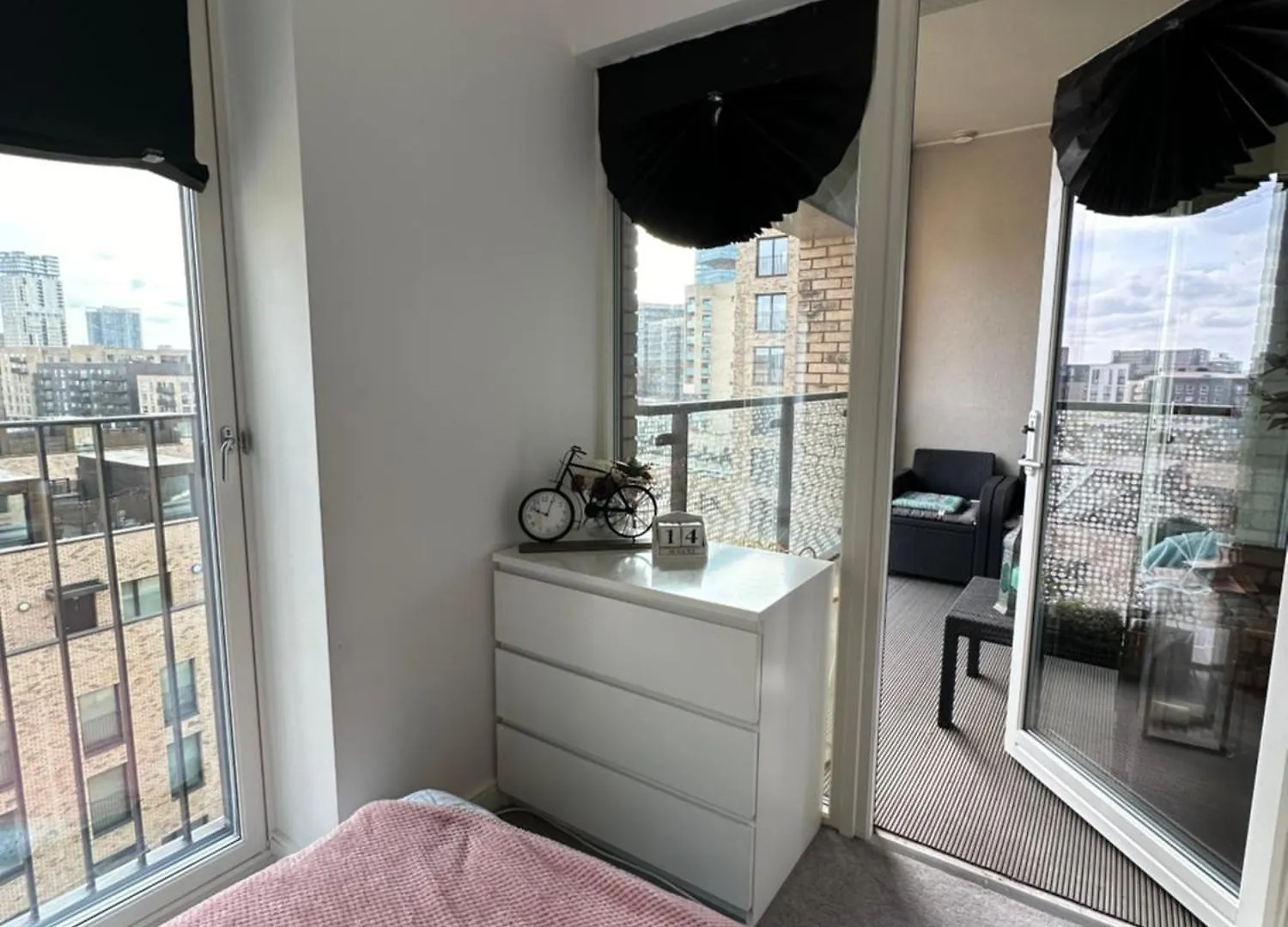 Luxury 3 Bedroom Flat In Stratford, London 0*,