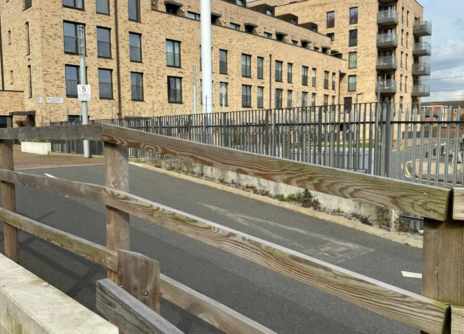Luxury 3 Bedroom Flat In Stratford, London 0*,